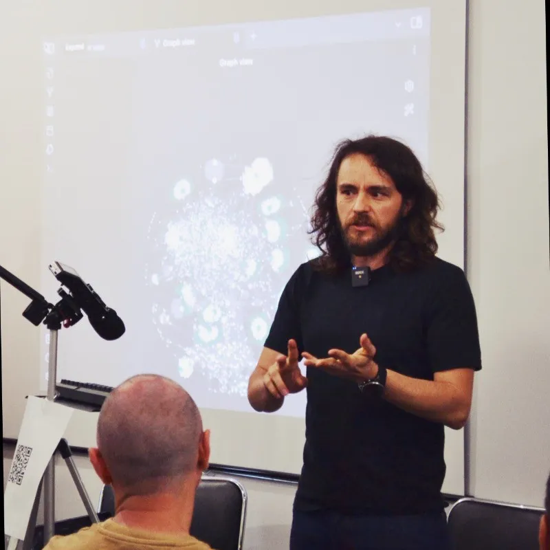 Curs la chen.ist Academy — vizualizare în Graph View proiectată în spatele invitatului.